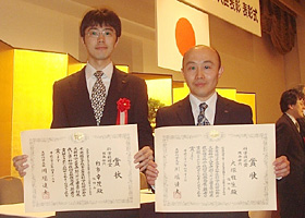 文部科学大臣表彰 科学技術賞を受賞した大塚主任研究員（右）、白市主事（左）