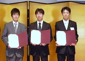 電機工業技術功績者表彰を受賞した福田主事、竹田係長、絞野主事（右から順に）