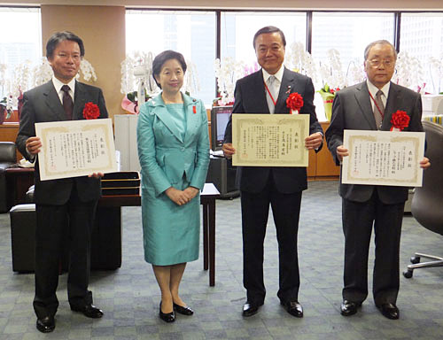 小宮山厚生労働大臣（左から2人目）と受賞企業の代表者　右端が太田副社長