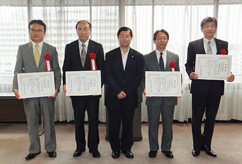 大阪労働局長（中央）と受賞企業の代表者　左から2人目が人事本部 谷口本部長
