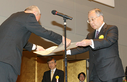（右）表彰状を受け取る 技術担当 兼 東京支社長　太田副社長