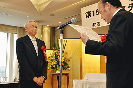 （左）表彰状を受け取る 執行役員 環境安全本部　村松本部長