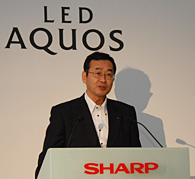 「LED AQUOS LXシリーズ」の特長を紹介する執行役員 ＡＶシステム事業本部長 中村 恒夫