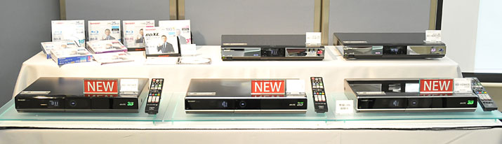 AQUOSブルーレイ新製品ラインアップ 上段左から：ブルーレイディスクメディア、BD-HDW70、BD-HDW700 下段左から：BD-HDS65、BD-HDW63、BD-HDW65