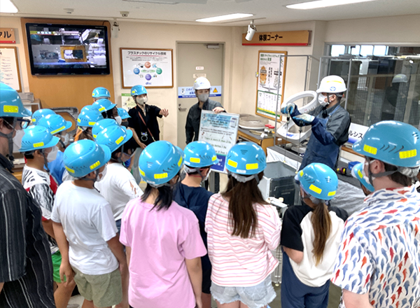 地元および近隣の小学生による工場見学の写真