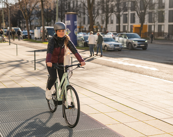 自転車リースを利用する従業員の写真