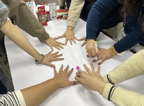 手のひらを活用した創作活動の画像