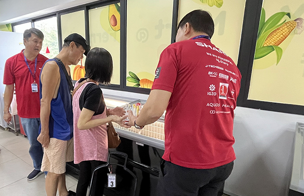 生活用品選びの支援の様子