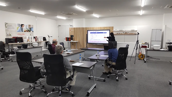 モニターが商品の説明を聞いている様子