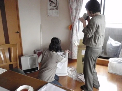 モニターの家で商品を使っている様子をビデオで録画している様子