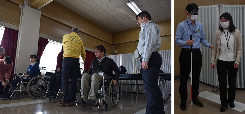 車いす体験をするために説明を聞いている様子とアイマスクをつけて白杖を持ちガイドと歩いている様子