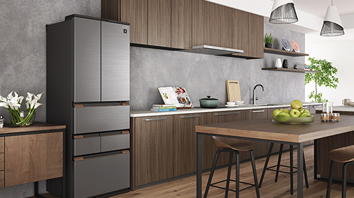 図：木材を使ったマットなデザインがトレンドのキッチンに映えるメタルドアの冷蔵庫