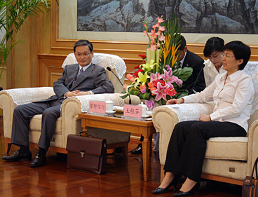 左：菅野常務、右：王副秘書長（遼寧省政府）