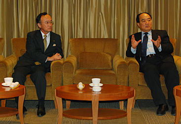 左：森本本部長、右：陝西省 楊副秘書長