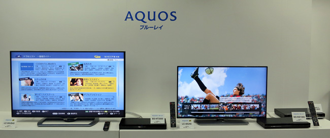 左より　4K液晶テレビ『AQUOS』＜LC-50US40＞、『AQUOSブルーレイ』＜BD-NＴ2000＞、4K液晶テレビ『AQUOS』＜LC-40U40＞、『AQUOSブルーレイ』＜BD-NW1000＞、『AQUOSブルーレイ』＜BD-NＴ3800＞