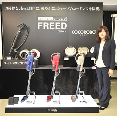 コードレスサイクロン掃除機「FREED(フリード)」＜EC-SX200＞手前 左から、A(ブルー系)、R(レッド系)、N(ゴールド系)
