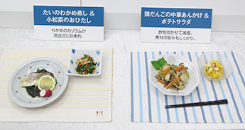 高血圧の方におすすすめ 左：たいのわかめ蒸し＆小松菜のおひたし 右：おひたし鶏だんごの中華あんかけ＆ポテトサラダ