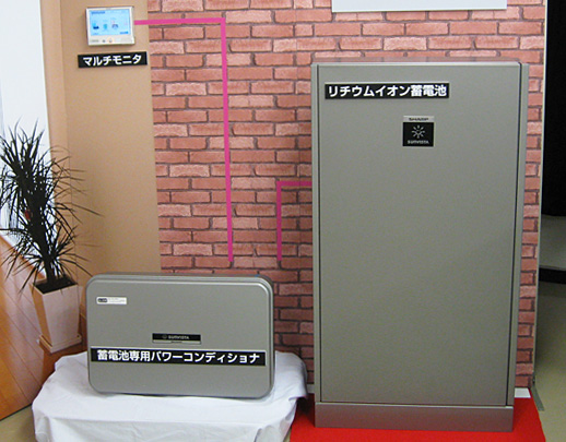 住宅用 定置型リチウムイオン蓄電池システム＜JH-WB1201/JH-WB1202＞左から マルチエネルギーモニタ、蓄電池パワーコンディショナ、リチウムイオン蓄電池