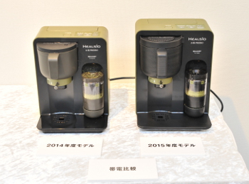 帯電比較 左：2014年度モデル　右：2015年度モデル（新製品）（帯電防止樹脂を採用し茶葉の飛散や粉末の付着を抑制）