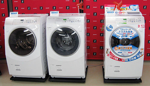 プラズマクラスター洗濯機(ドラム式洗濯乾燥機) 左より ＜ES-V530-NR(ゴールド系・右開き)、ES-V530-SL(シルバー系・左開き)、ES-V530-NL(ゴールド系・左開き)＞