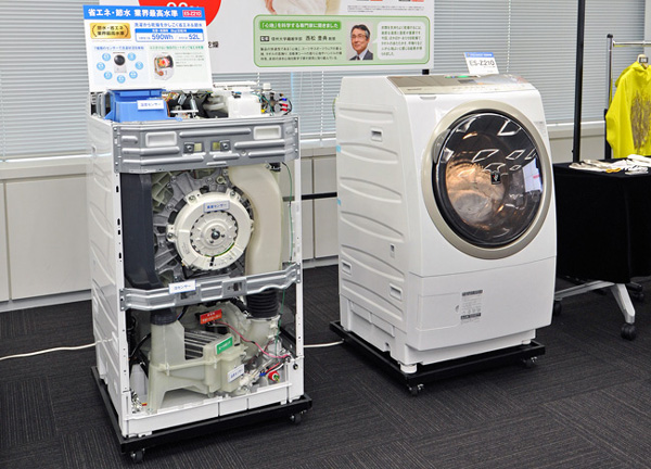 左：　新製品 プラズマクラスター洗濯乾燥機＜ES-Z210＞カットモデル　　右：新製品　プラズマクラスター洗濯乾燥機＜ES-A210＞
