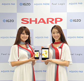 新世代ディスプレイ「IGZO」搭載モデル 左から 株式会社NTTドコモ向け docomo NEXT series™ AQUOS PHONE ZETA SH-02E KDDI株式会社向け AQUOS PAD SHT21