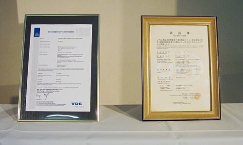 左：VDE Testing and Certification Institute GmbHの認証書　右：一般財団法人電気安全環境研究所の認証書