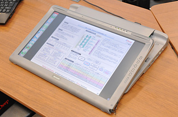 当社が開発した当サービス向け16.4型「TeleOffice A4スーパータブレットPC」