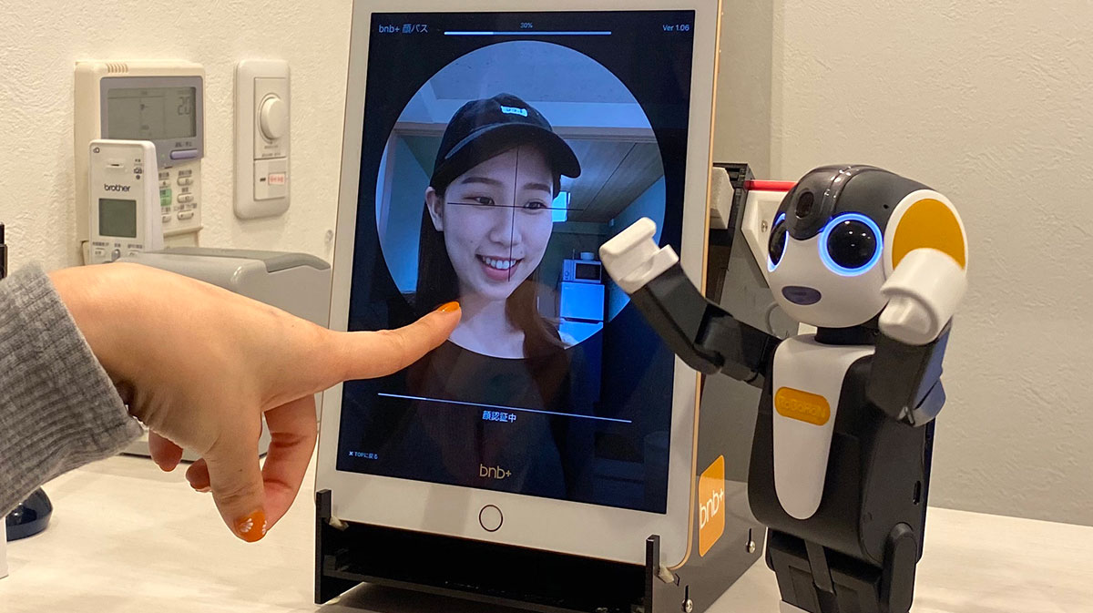 ホステル「bnb+ 虎ノ門店」においてモバイル型ロボット「RoBoHoN